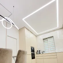 Прямокутна світлова лінія з LED-профілю на натяжній стелі кухні