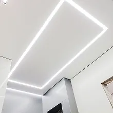 Широка світлова лінія по периметру стелі для контурного освітлення інтер'єру